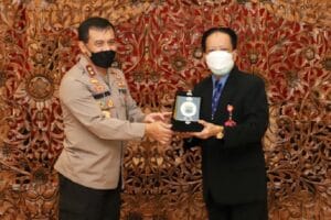 Kapolda Jawa Tengah Irjen. Pol. Drs. Ahmad Luthfi, S.H., S.St.M.K., dan Rektor Universitas 17 Agustus 1945 Prof. Dr. Drs. Suparno, M.Si