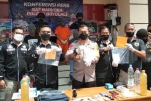 Kapolres Boyolali AKBP Merry Ermond (tengah) menunjukan barang bukti sabu seberat 200 gram di halaman Mapolres setempat. jumat (19/11/2021)Gram Sabu