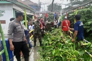 TNI,POLRI Bersama Warga Bersihkan Saluran Air di Area Pemukiman