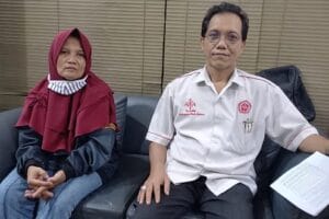 Denny Mulder bersama isteri terdakwa Purnama