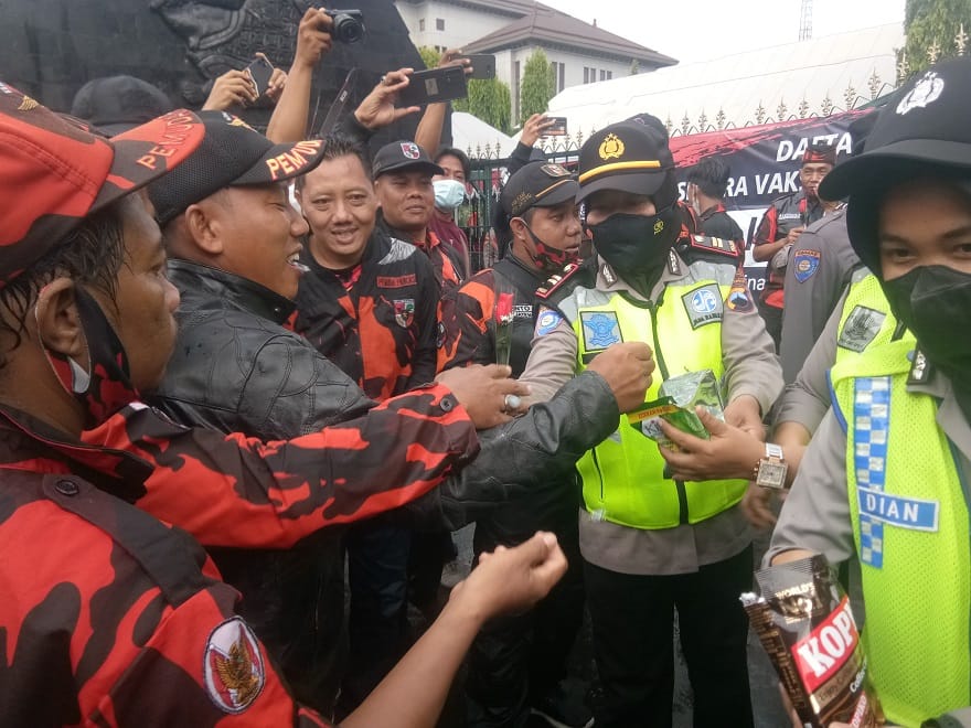 PP Geruduk DPRD Jateng Tuntut Junimart Girsang Minta Maaf