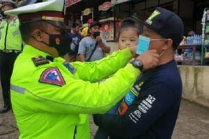 Satlantas Polres Karanganyar Bagi Masker