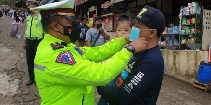 Satlantas Polres Karanganyar Bagi Masker