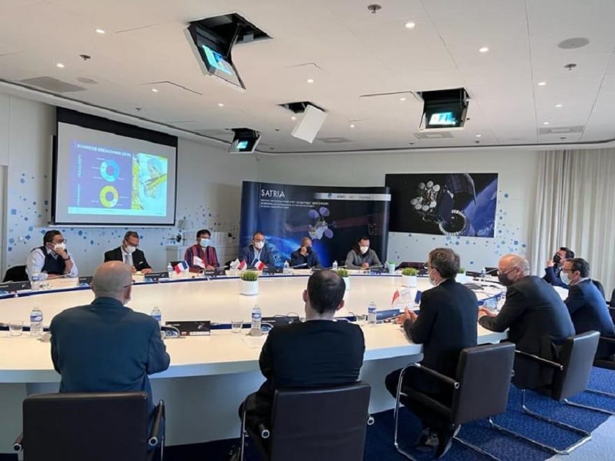 Menkominfo Johnny G. Plate saat meninjau perkembangan pembuatan Satelit Republik Indonesia (SATRIA) 1 di Cannes, Prancis