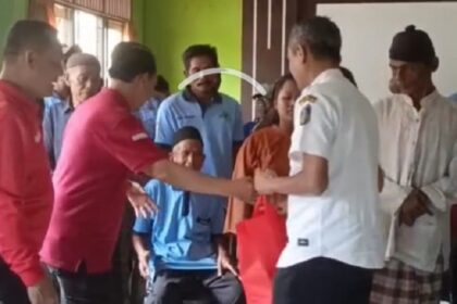 Keluarga Besar ALMIJ Dan Tim Pelita Kasih Salurkan Bansos Sembako Untuk 20 KK Dan 5 Penyandang Disabilitas Di Kelurahan Ujungbatu