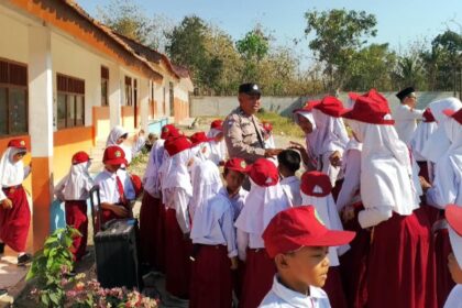 Bhabinkamtibmas Polsek Bumiayu Laksanakan Binluh di MI Nurul Iman Kalinusu Brebes